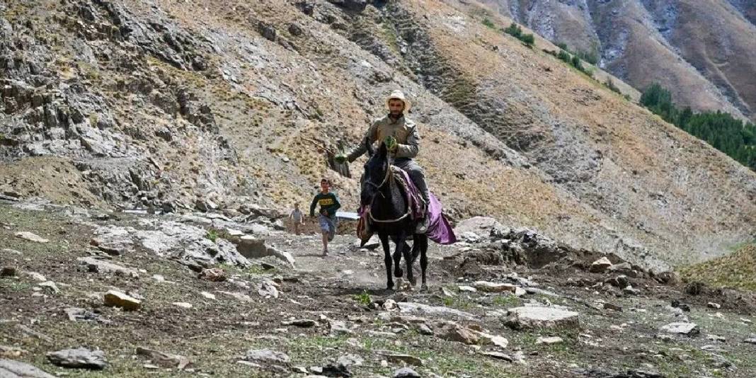 Eylül geldi karlar erimedi! Van yaylacılarının tonlarca ağırlıktaki tünellerde zorlu yolculuğu 2